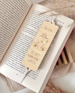 Laserdatei SVG - Lesezeichen / Türhänger - "Ich lese. Die Welt kann kurz warten."